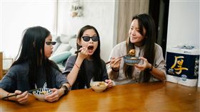 網紅蘋果西打近日透露在路邊遇到迷路的小孩，最後把小孩送回學校。(圖／翻攝自蘋果西打臉書）