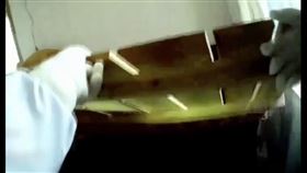 床底找東西！他挖出「腐爛男屍」崩潰：一起睡了2個禮拜（圖／翻攝自看看新聞）