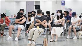 AZ疫苗開放23至28歲民眾施打（3）第7輪AZ疫苗增開23歲至28歲民眾施打，民眾10日依照預約時間準時到台北田徑場接種站接種疫苗。中央社記者張新偉攝　110年9月10日