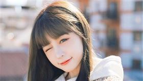 曾整晚躺著賺…「愛愛女王」新造型　超深V上衣雙球藏不住（圖／翻攝自王依渟IG）