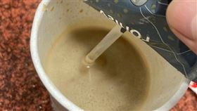 咖啡才剛買…她「打開剩一半」傻眼　全場逆風罵翻：是奶泡（圖／翻攝自Dcard）