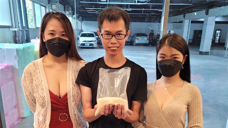 鄧佳華報到！2爆乳粉絲陪包米做公益