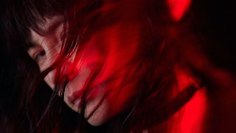 男神影帝疑惑男女性別　戴長假髮表態