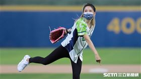 ▲創作歌手吳汶芳受邀替富邦悍將開球。（圖／記者劉彥池攝影）