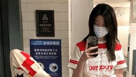 王菲愛女遊樂園被攝　手上小包竟天價