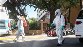 北市某國中1生確診  環保局清消環境（3）台北市松山區某國中有一名學生確診COVID-19，這名學生所在班級停課14天，全校10日預防性停課1天。10日上午台北市環保局人員清消校園周邊道路。中央社記者裴禛攝  110年9月10日