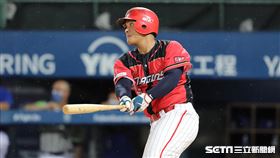 ▲味全龍捕手吉力吉撈・鞏冠敲出高飛犧牲打，郭天信跑回第3分。（圖／記者劉彥池攝影）