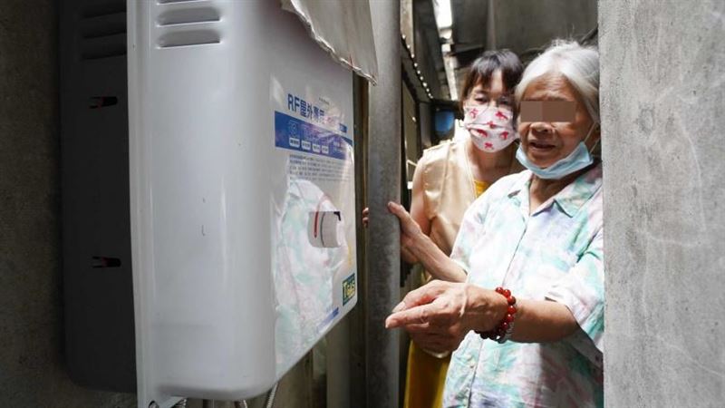 終於可以洗熱水澡　獨居阿嬤笑了！