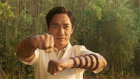 《尚氣與十環傳奇》劉思慕、梁朝偉（圖／迪士尼提供）