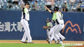 ▲富邦悍將外野手高國輝敲出再見安打。（圖／記者劉彥池攝影）