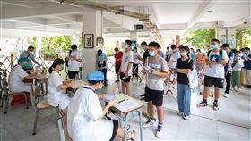 福建莆田爆Delta校園群聚疫情中國福建省莆田市爆發COVID-19校園群聚疫情，截至11日已24人染疫，經快篩初判為Delta變異株。圖為7月30日，莆田啟動高中生集中接種疫苗。（中新社提供）中央社  110年9月11日