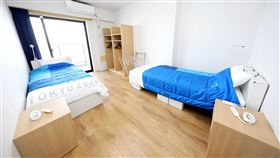 東奧選手村紙板床  以色列選手揪隊友惡整東京奧運選手村的床鋪採用厚紙板製成，有報導稱這是為了防止「人與人之間的連結」，有日媒28日報導，以色列代表團的棒球選手找來9名隊友在床上齊跳搞垮床，引發熱議。（Tokyo 2020提供）中央社記者楊明珠東京傳真  110年7月28日