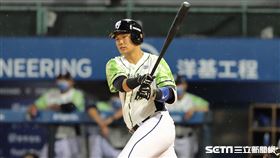 ▲富邦悍將一壘手范國宸。環保球衣（圖／記者劉彥池攝影）
