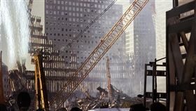 911事件20週年  舊照片呈現世貿廢墟僑胞吳倩萳2001年9月在紐約世界貿易中心雙塔倒塌兩週後赴廢墟周邊，拍下斷垣殘壁景象。（民眾提供）中央社記者尹俊傑紐約傳真  110年9月10日