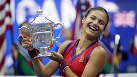 英國18歲小將拉杜卡努（Emma Raducanu）11日在美國網球公開賽女單決賽，以6比4、6比3直落兩盤，擊敗加拿大19歲新秀費南德茲（Leylah Fernandez），成為從會外賽一路過關斬將勇奪大滿貫賽冠軍的歷來首位選手。（圖／美聯社／達志影像）