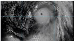 氣象局局長鄭明典提醒，北台灣需要防備璨樹颱風的威脅！（圖／翻攝自鄭明典臉書／影像來源：RAMMB/Himawari-8 Imagery）