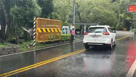 颱風璨樹影響減緩  中橫解除封路颱風璨樹來襲，台8線中橫公路大禹嶺至太魯閣路段11日晚間實施預警性封閉道路，12日清晨雨勢減緩，工務段工作人員勘災搶修完畢後，隨即解除預警性封路，恢復全線通車。（公路總局太魯閣工務段提供）中央社記者李先鳳傳真  110年9月12日