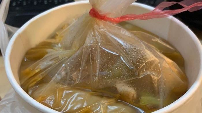 熱湯用塑膠袋裝　他氣炸：一堆塑化劑