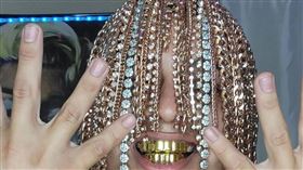 墨西哥饒舌歌手Dan Su直接將數條金鍊子「勾在頭骨上」/IG