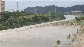 苗栗市龜山橋，2釣客落水，1人被水沖走失蹤 (圖／翻攝畫面)