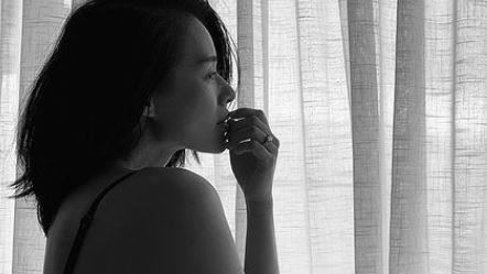 辣媽深V開洞野放美胸！嬌喊：可以嗎