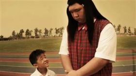 除了徐嬌在《長江七號》反串演出星爺兒子「小狄」，「美嬌」也是男生反串飾演的。（圖／翻攝自百度百科）