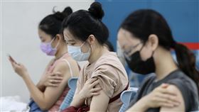AZ疫苗擴大施打23至28歲（3）AZ疫苗擴大開放23歲至28歲民眾施打，施打期間自9月9日至9月12日止，圖為預約民眾9日上午至疫苗接種站施打AZ疫苗。中央社記者張皓安攝  110年9月9日