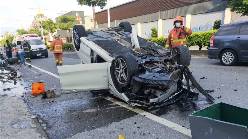 年輕女駕名車　擦撞機車再撞電箱翻肚