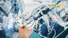 新型微創手術如腹腔鏡手術、達文西手術，以手術傷口小、疼痛度低、恢復期短等優勢成為治療大腸直腸癌的新趨勢，其中達文西手術又可說是腹腔鏡「進階版」，可到達更多過往受限的刁鑽角度。