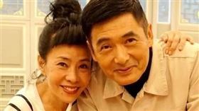 周潤發與妻子陳薈蓮。（圖／翻攝自微博）