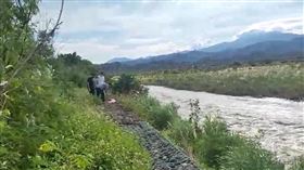 苗栗男釣魚落水失蹤　警消空拍機搜救（圖／翻攝畫面）