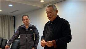 國光生技董事長詹啟賢（右）今親上火線，表示國光的立場是研發「安全」、「有效」的疫苗為目標，並非以「爭取國家補助款」為目標，政府目前給予3億的補助款，好像是政府的「催生計畫」。（圖／記者簡浩正攝影）
