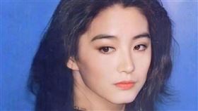 林青霞是一代玉女掌門人，女神般的美貌與清純氣質在當年擄獲不少人的心。（圖／翻攝自林青霞微博）