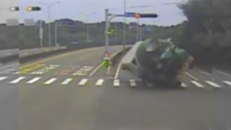 水泥車過彎翻車！吊車救援還鋼纜斷裂