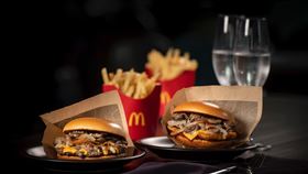 ▲ 麥當勞「香蕉巧克力雙餡派」及「松露蕈菇安格斯黑牛堡」、「松露蕈菇嫩煎鷄腿堡」限期回歸。（圖／麥當勞提供）