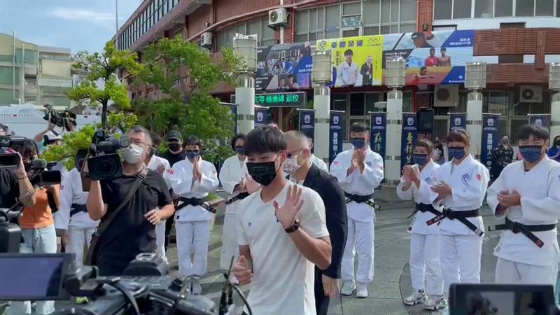 男神楊勇緯回母校　學弟妹贈花環迎接