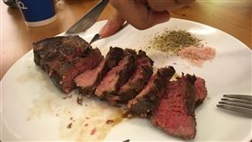 網友貼文讚嘆嫩肩牛肉用舒肥方式烹調，會外香內嫩。（圖／翻攝自臉書「Costco好市多商品經驗老實說」）