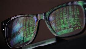 台股盤中挫333點摜破16500點美股下挫，道瓊指數收跌382.59點。台股19日開低走低，指數一度大跌333點，失守16500點。中央社記者徐肇昌攝  110年8月19日