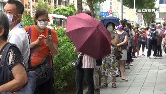 中秋烤肉限制多　民眾瘋排隊搶買月餅