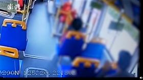 老夫老妻搭公車！後排座位「脫褲拉屎」　司機到站超崩潰（圖／翻攝自澎湃新聞微博）