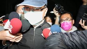 潘懷宗涉詐助理費　200萬元交保（2）新黨籍台北市議員潘懷宗（前）涉嫌詐領公費助理薪資，案經檢察官聲請羈押禁見，士林地方法院27日裁定200萬元交保，並限制出境、出海。潘懷宗晚間辦保完畢離開法院，未發一語。中央社記者蕭博文攝　110年1月27日