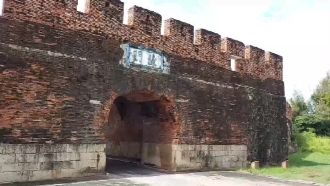 貨車硬闖！恆春百年古城門磚塊碎滿地