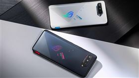 華碩今（13）天表示，地表最強電競手機ROG Phone 5s推出後詢問度居高不下，9月15日起於五大電信開賣（圖／華碩提供） 