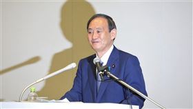 日本自民黨黨魁選舉勝出者 可望成為首相日本內閣官房長官菅義偉（圖）2日宣布參選執政黨自民黨黨魁。自民黨政調會會長岸田文雄、前幹事長石破茂也宣布參選。14日勝選黨魁者，可望於16日被選為首相。中央社記者楊明珠東京攝 109年9月2日