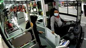 上公車未刷卡還理直氣壯 婦人摔包：不能先開車嗎？。（圖／翻攝畫面）