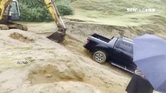 「浪九」跑車坑受困　車主花上萬拖吊