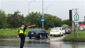 警政署13日表示，因應各地將湧現返鄉過節及旅遊的人、車潮，警方除對轄內各高速公路連絡道、觀光景點及易壅塞路段，預先規劃交通疏導，也將強力執法嚴防酒駕。（警政署提供）
