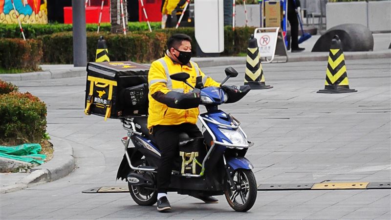 颱風天不休息　上海外送員搶單賺外快