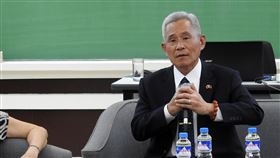 亞洲管理學院大使論壇　駐菲代表講全球趨勢駐菲代表徐佩勇（右）25日出席亞洲管理學院主辦的「大使論壇」，主講「從台灣觀點看全球發展問題與趨勢」，菲國外交部前次長羅沙里歐（Laura del Rosario）（左）參與對談。中央社記者陳妍君馬尼拉攝　108年7月25日