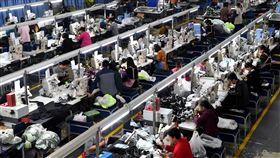 地方防疫漸鬆綁  廣東台幹：鞋廠產能恢復近7成廣東一家外資鞋廠的台籍經理表示，他所在的市，當地政府逐漸放寬防疫限制，目前已有8成員工回到產線，並恢復近7成產能。圖為一座位於福建莆田的鞋廠工作狀況。（中新社提供）中央社  109年3月2日